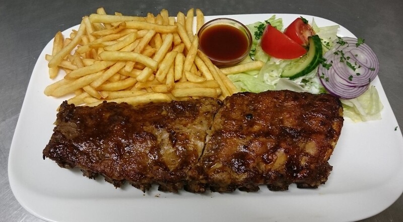 Ribs mit Pommes und Salat, serviert im Bistro Return